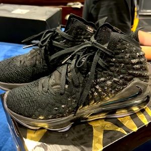COPY - Lebron 17 size 7.5 black/black